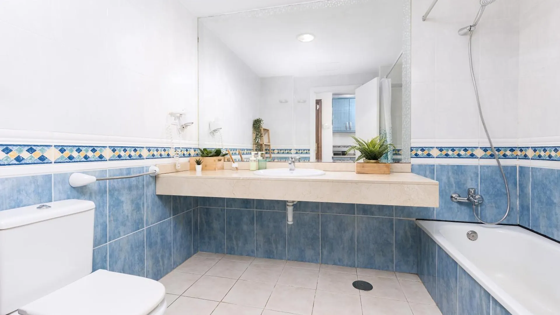 Home2Book Tranquil Oasis Apt, Pool & Terrace コラレホ アパート